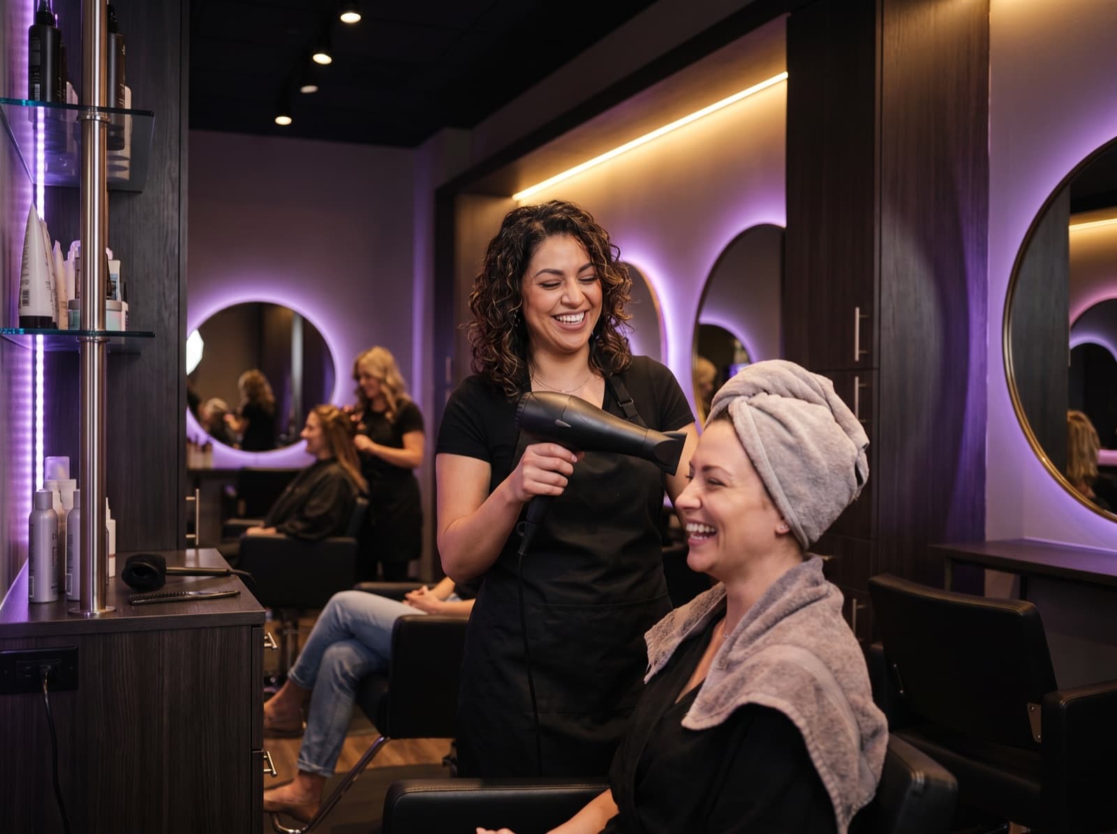 Beispielhafte Szene zwischen Friseurin und Kundin